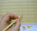 タタミのコゲに少しづつ色を足してやる。