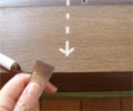 かくれん棒フローリング用を使って凹みを埋めます。