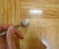 フローリング補修3(それを金属ヘラの上にのせて、ライターであぶったら、傷に埋めます。)