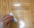 フローリング補修5(広がった樹脂をウエスでこすりとります。)