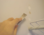 白い壁のキズ補修3(次に白パテを盛ります)