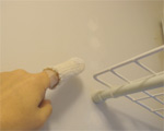 白い壁のキズ補修2(ちょっとづつ、何度も塗ってゆきます。)